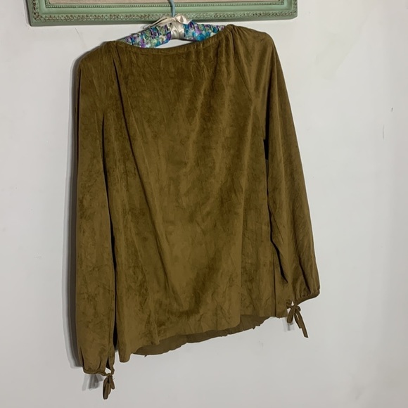 Les Rivales boho pleated ruffled long sleeve v neck top faux suede tan - Picture 6 of 6